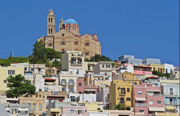 10-09-2022 Sysros: Ano Syros ......View on Ano Syros with the beautiful Catholic Cathedral of Saint George
