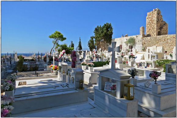 10-09-2019 Samos: Pythagorio ........Graveyard with sea view ......
