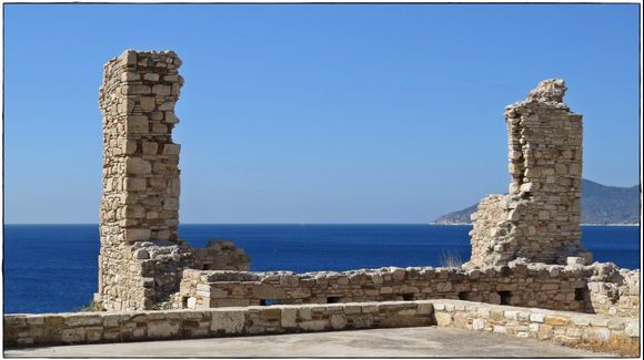 10-09-2019 Samos: Pythagorio ....... Ruin at sea