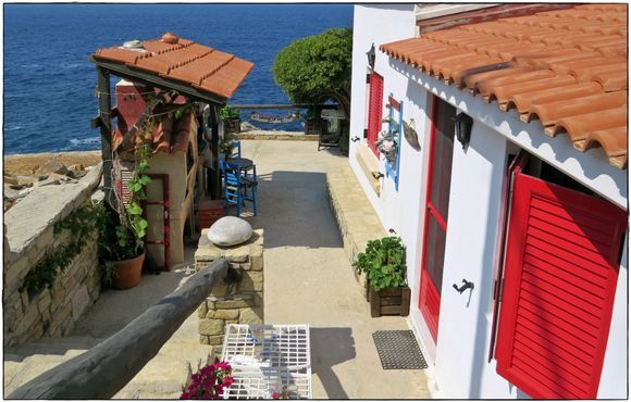 15-09-2020 Ikaria: A colourful house in a little village on the westcoast of Ikaria