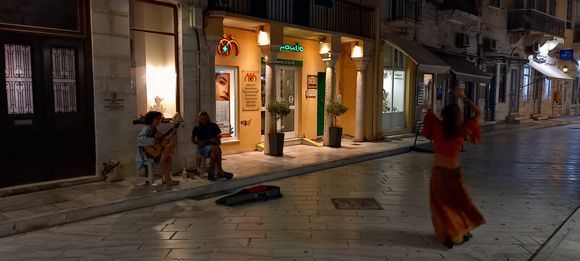 14-09-2022 Syros: Ermoupolis ........Dancing in the street in the evening
