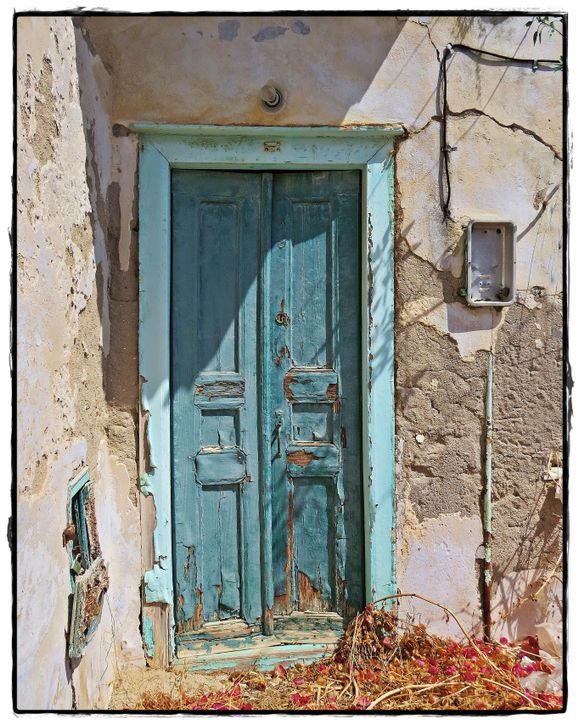 13-09-2022 Syros: Ano Syros ........I keep finding these beautiful old decayed doors fascinating