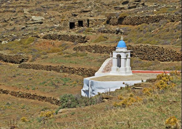 06-09-2022 Tinos: Small church in the middle of nowhere