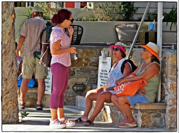 09-09-2022 Syros: Galissas .........Catch up on the latest village gossip ;-)