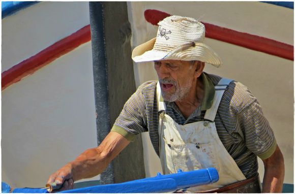 15-09-2019 Ikaria: Karkinagri ........Shippainter at work with the blue colour of Greece
