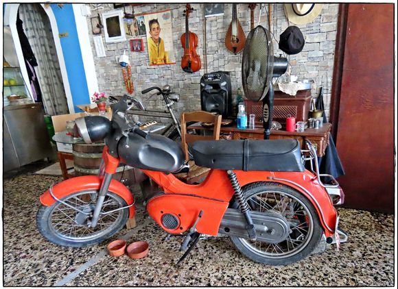16-09-2023 Crete: Kournas ......... With an old German Kreidler moped in the tavern 😎