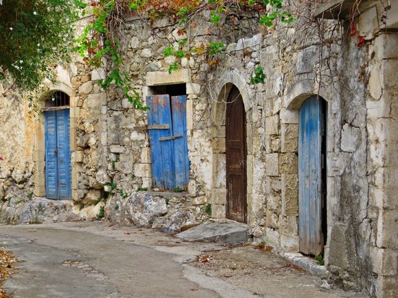 23-09-2021 Crete: Four doors in a small village somewhere on Crete