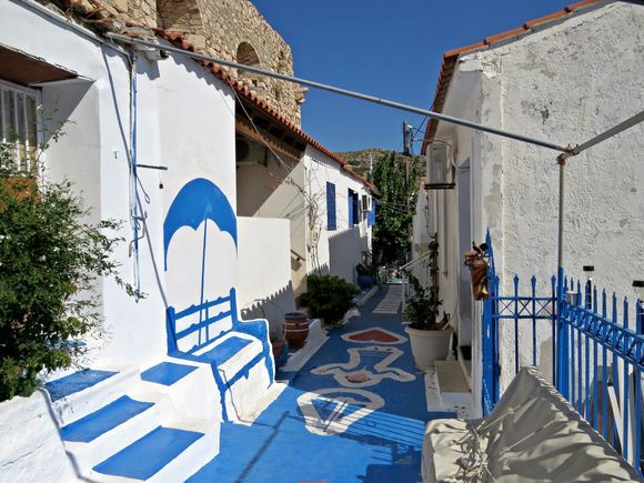 10-09-2019 Samos: Pythagorio ....... A colourful alley