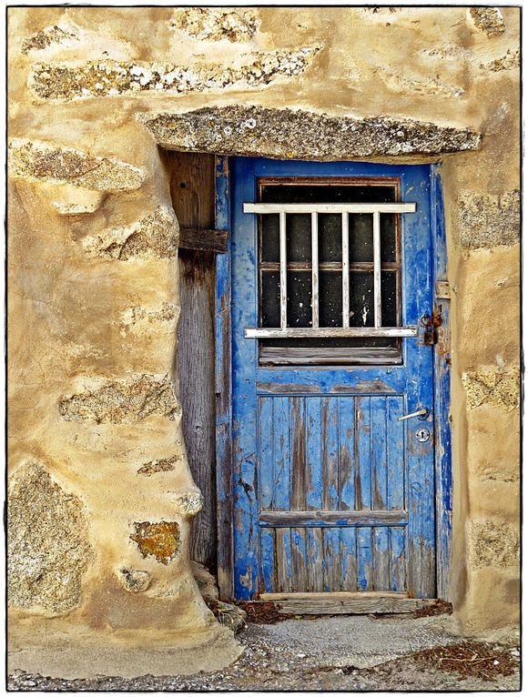 07-09-2022 Tinos: Volakas ......Jus a nice old door in a rock