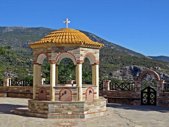 25-09-2022 Samos: A gazebo with water taps on a square of a monastery on Samos