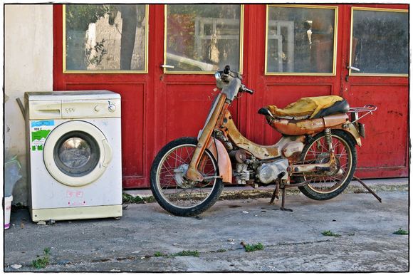 27-09-2022 Samos: Pyrgos ........If you have repaired the moped, the dirty clothes can go straight into the washing machine ;-)
