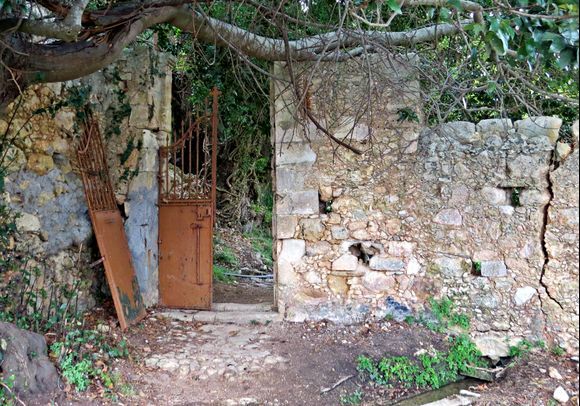 13-09-2021 Myli: Old gate in the gorge of Mily (2)