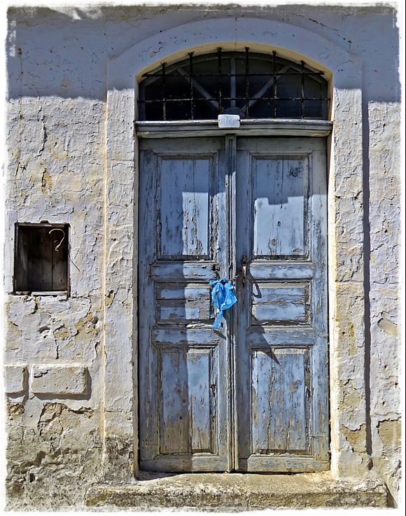 22-09-2022 Crete: An old door in Roustika