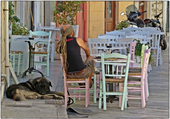14-09-2022 Syros: Ermoupolis .......... Dog and owner are relaxing for a while