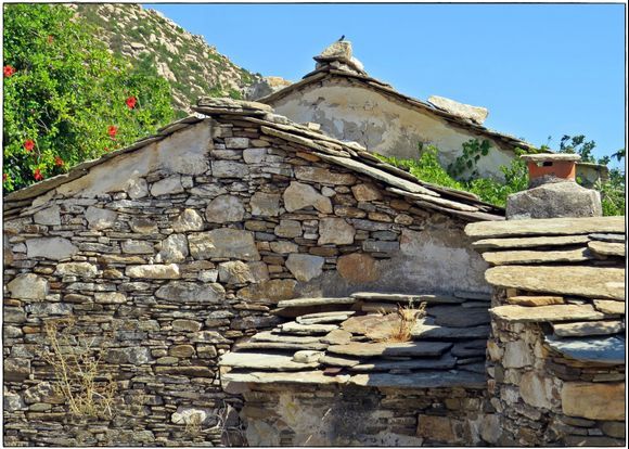 19-09-2019 Ikaria: Very old houses, build like a jigsaw puzzle ....;-)