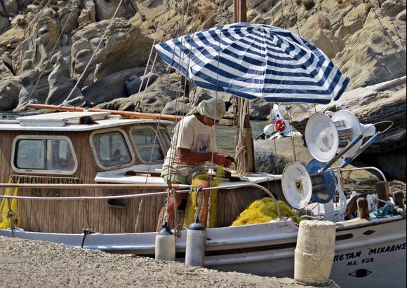 18-09-2020 Ikaria: Manganites ........ Fisherman preparing a fish on his boat