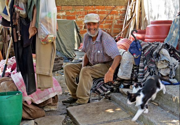22-09-2020 Samos: A very friendly man in the middle of nowhere in the hils of Samos