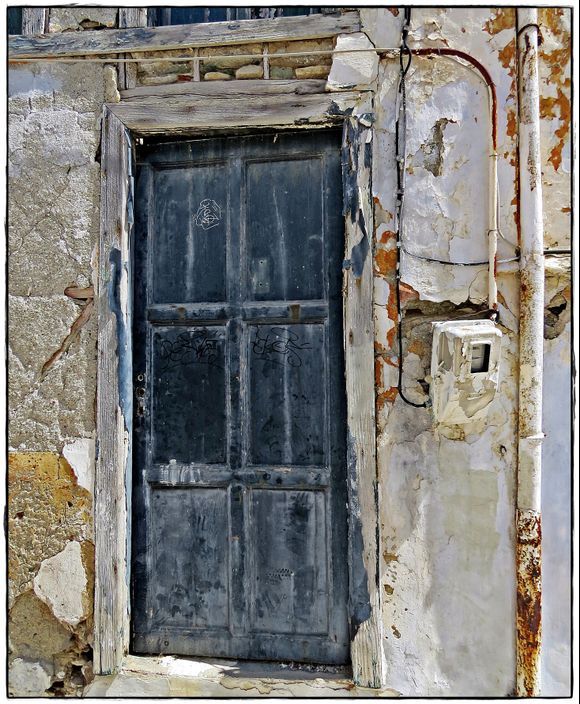 05-09-2022 Tinos: Tinos Town .........An old door in an old facade