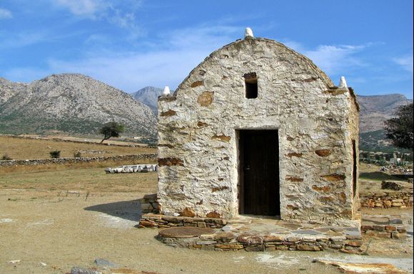 20-09-2009 Naxos: Very old small chapel at Yria