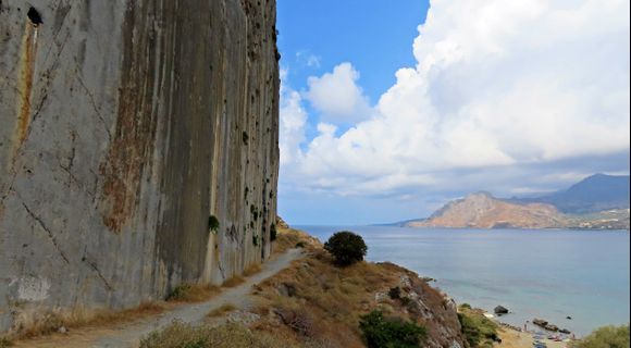 05-09-2023 Crete: Rock wall at Plakias