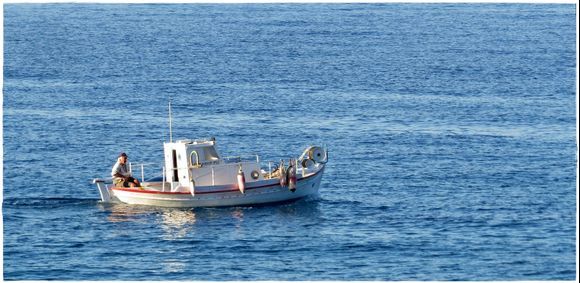 17-09-2019: Ikaria:  Prrrrrrrrrrrrrrrr................ Not the sound of the fisherman but the sound of the boat  ;-)