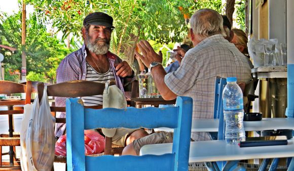 22-09-2020 Samos: Pythagorio .......On the terras for a nice drink