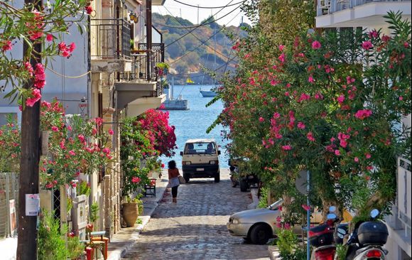 10-09-2019 Samos: Pythagorio ......Coloueful street in Pythagorio