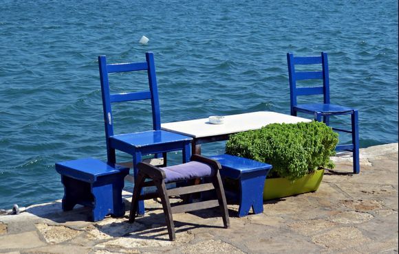 09-09-2019 Samos: Pythagorio   A dangerous place to take a seat .....  ;-)