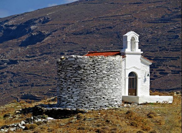 27-08-2022 Andros: Church in the landscape near Grias Pidima 