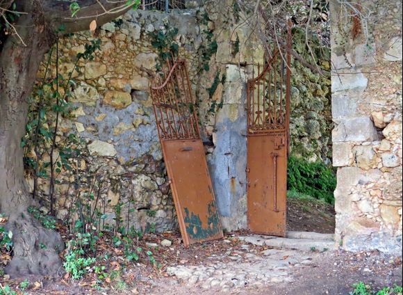 13-09-2021 Myli: Old gate in the gorge of Mily (1)
