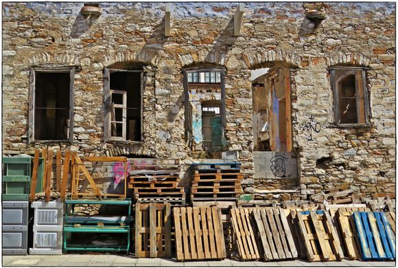 10-09-2022 Syros: Ermoupolis ........An old dilapidated building in Ermoupolis