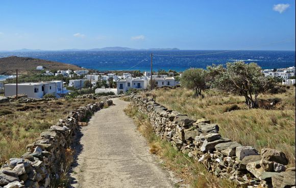 06-09-2022 Tinos: Agios Ioannis .........Beautiful hiking trails on Tinos, on the other side you see Mykonos