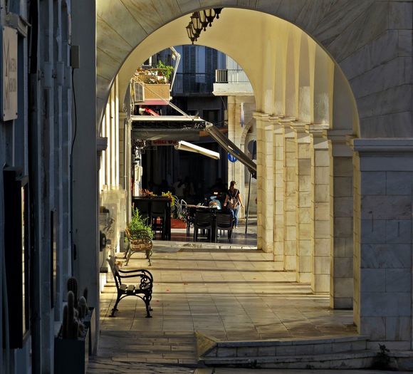 14-09-2022 Syros: Ermoupolis ......The same photo only now cropped right to the pillar