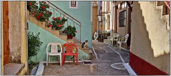27-09-2022 Samos: Pyrgos .........Relaxing on the stairs