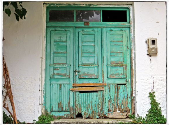 23-09-2021 Crete: Old doors in a small village on Crete