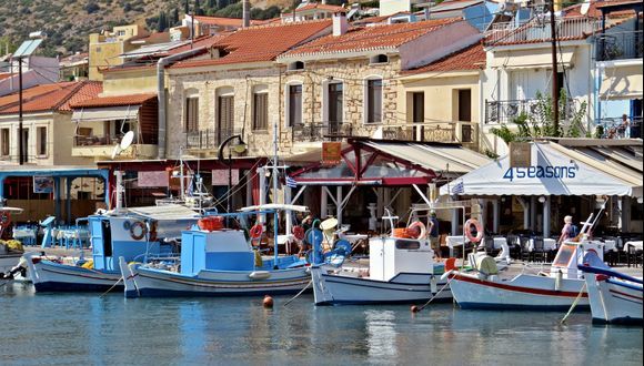 09-09-2019 Samos: Pythagorio ........Boats and restaurants: means fresh fish .......