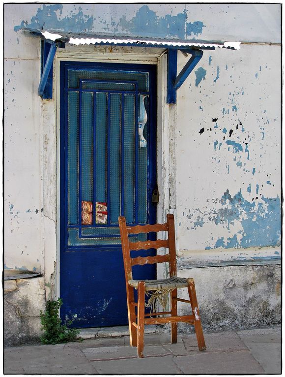 09-09-2010 Lefkada: Just a chair for the  door