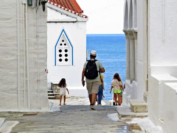 26-08-2022 Andros: Chora ............ On their way to the beach