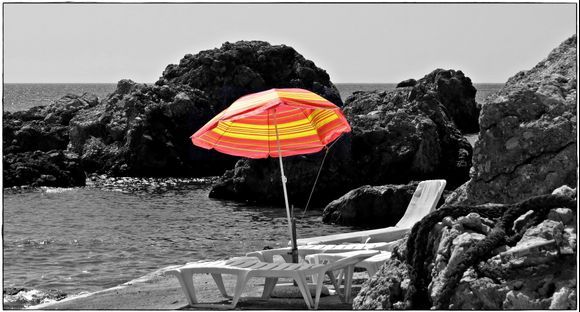 20-09-2021 Agia Fotia: A little color on the beach :-)