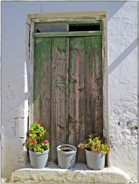 12-09-2021 Myrthios: A nice old door with some pots in Myrthios