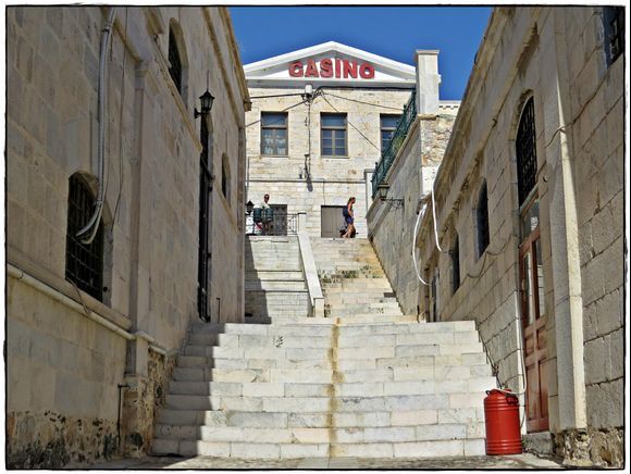 10-09-2022 Syros: Ermoupolis .........Quite difficult if you have to go down the stairs with your big bag won money