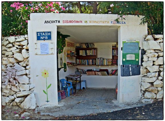 11-09-2022 Syros: A nice small library on the street side somewhere on Syros
