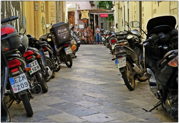 10-09-2022 Syros: Ermoupolis .........Meeting street for two-wheelers ;-)