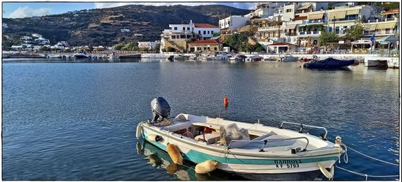 25-08-2022 Andros: Batsi .......Lonely boat