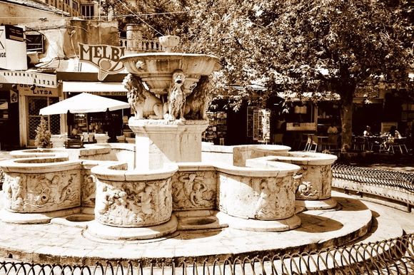Old picture of Morosini Fountain, Irαklion (approx. 15 years ago)