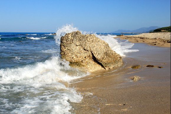 Big splash on Ligia beach (Λυγιά, Epirus)