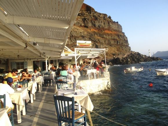 Amoudi: is the port of Oia in Santorini