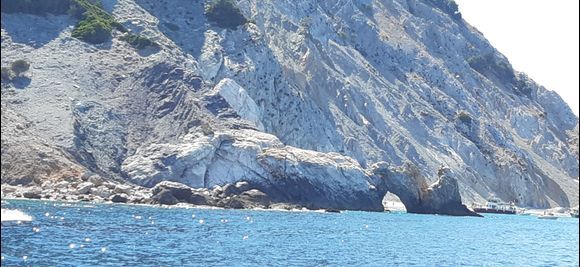 Don't think of something big when you go to Lalaria. Seen from the sea the natural bridge looks quiet small.