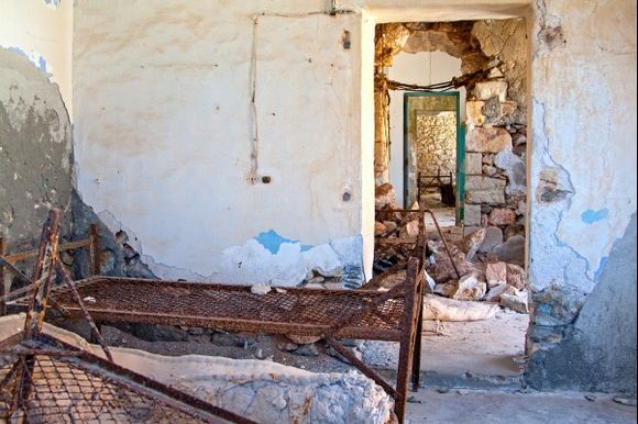 The old sulphur mine of Thiorichio offers an alienating contrast between the ruins of the mine and a wonderful beach. Here are some of the miners\' accomodations.
