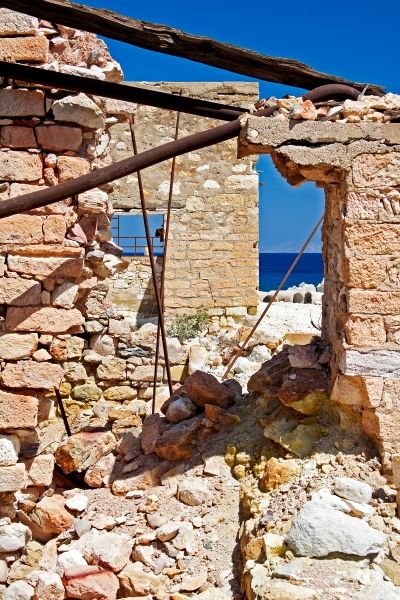 The old sulphur mine of Thiorichio offers an alienating contrast between the ruins of the mine and a wonderful beach